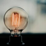 Glühbirne mit leuchtendem Glühfaden – Symbol für Stromverbrauch und Helligkeit bei LED-Beleuchtung