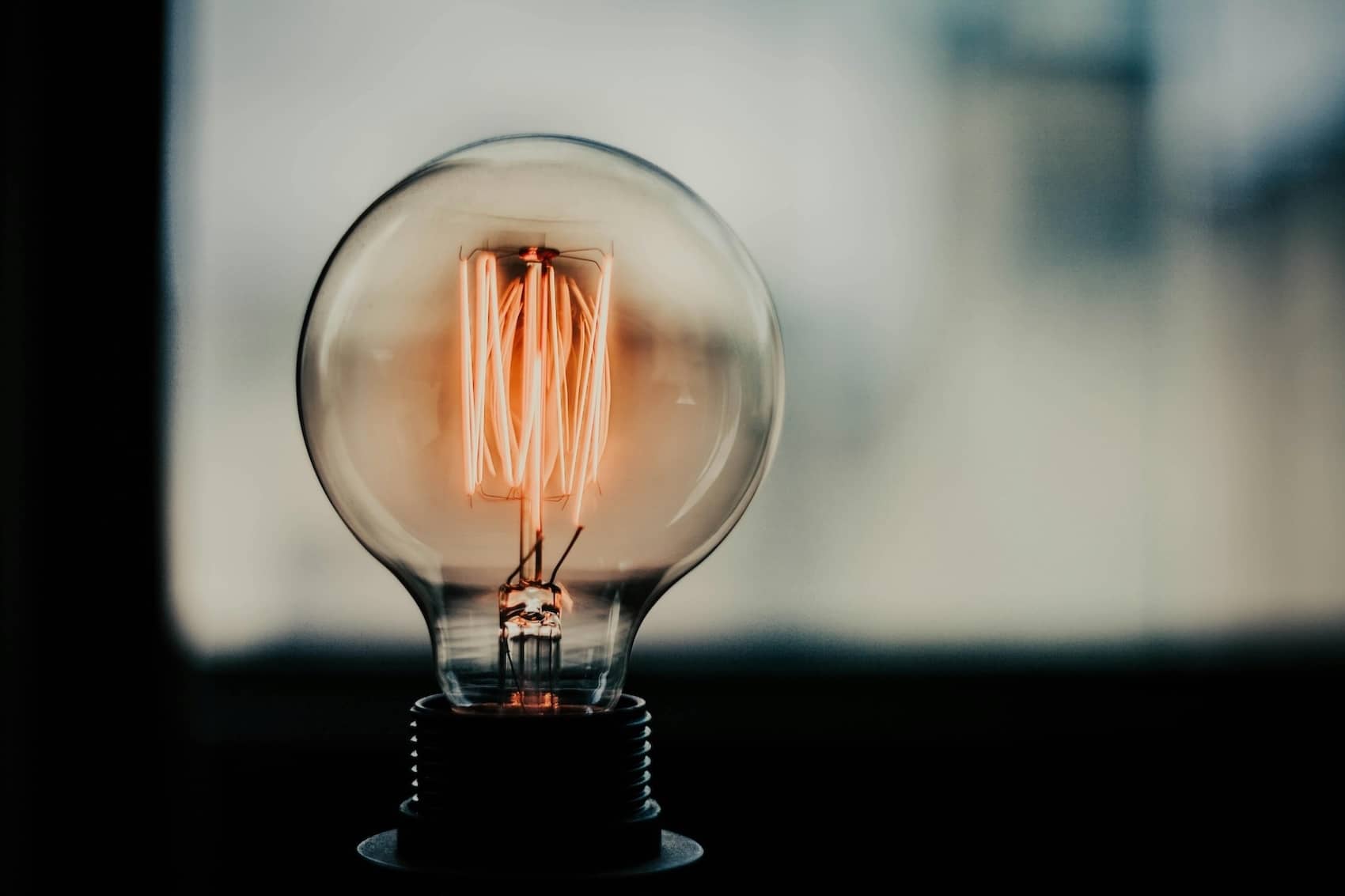 Glühbirne mit leuchtendem Glühfaden – Symbol für Stromverbrauch und Helligkeit bei LED-Beleuchtung